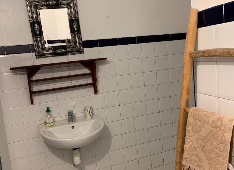 חדר סטודיו סטנדרד, The Spot