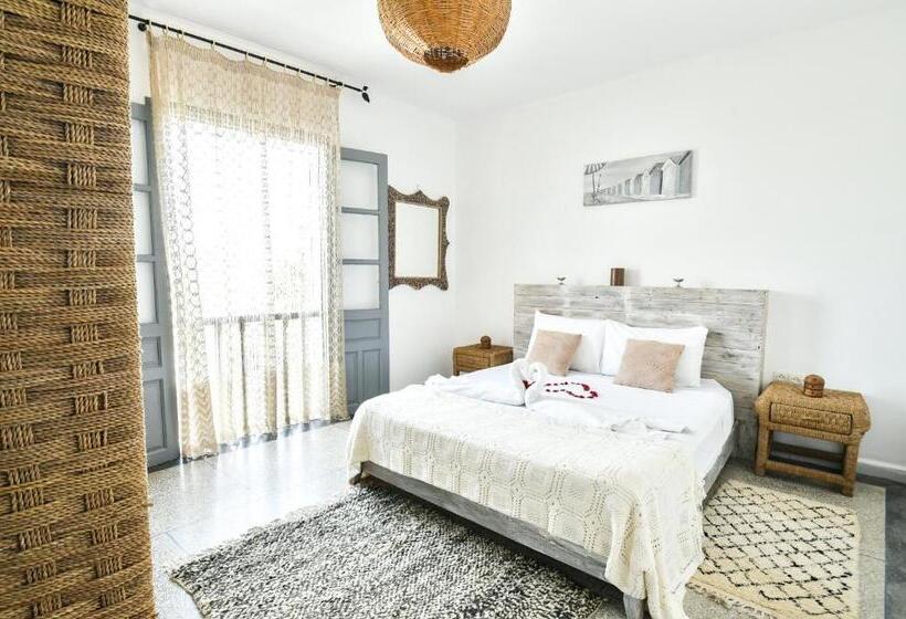 חדר סטודיו סטנדרד, The Spot