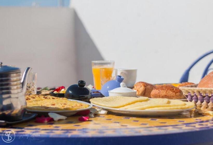 חדר סטנדרט לשלושה עם טרסה, The Spot