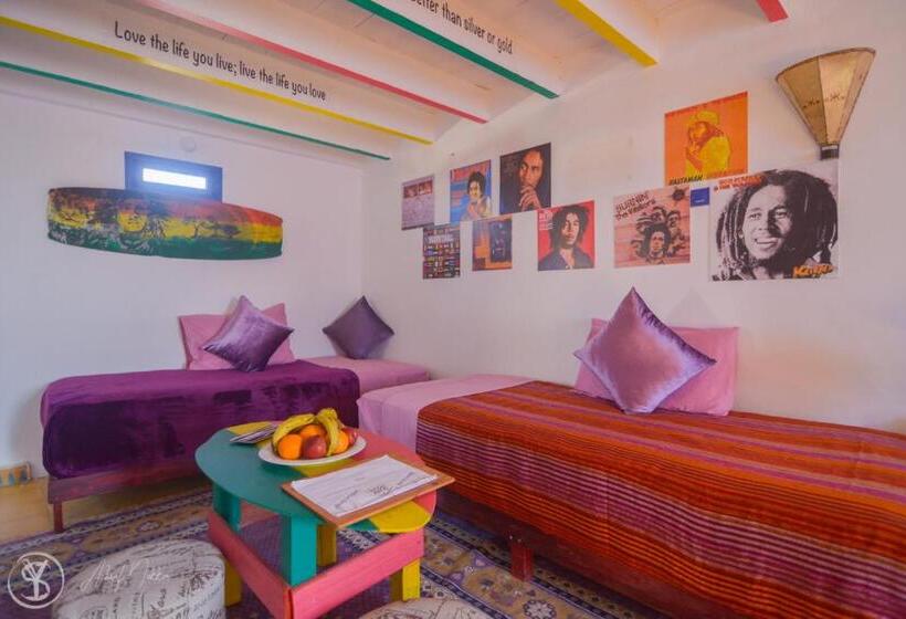 חדר סטנדרט לשלושה עם טרסה, The Spot