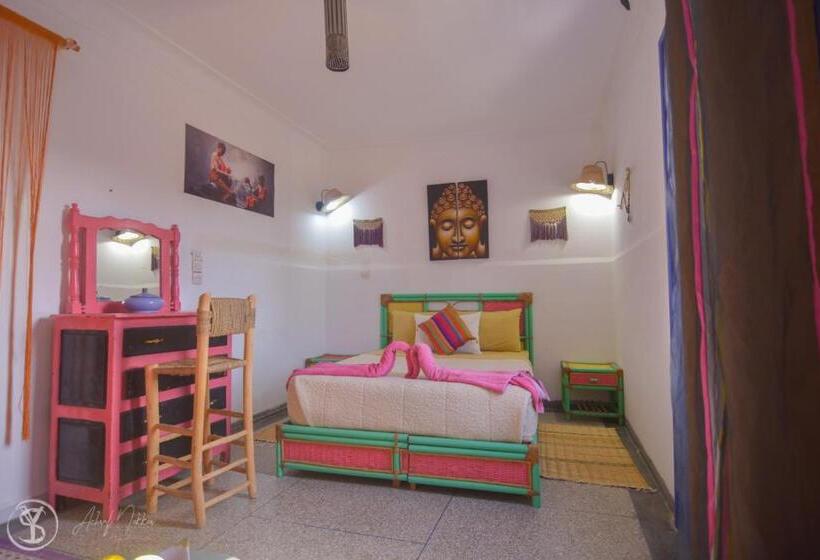 חדר סטנדרט לארבעה, The Spot