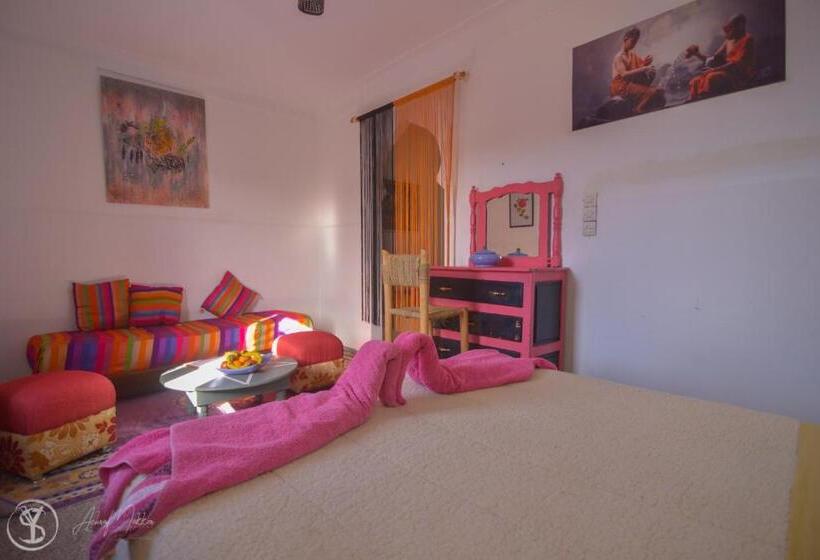 חדר סטנדרט לארבעה, The Spot