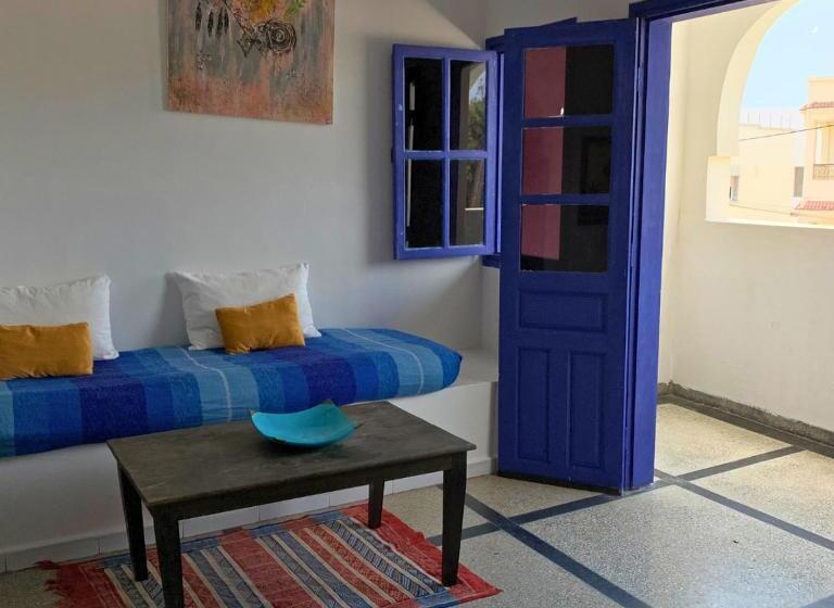 חדר סטודיו סטנדרד, The Spot