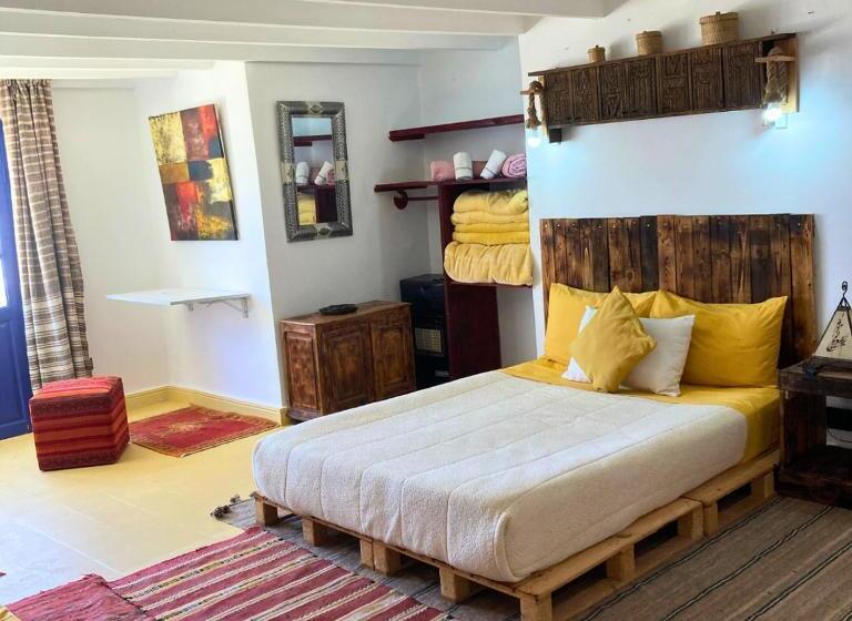 סוויטת ג'וניור עם טרסה, The Spot