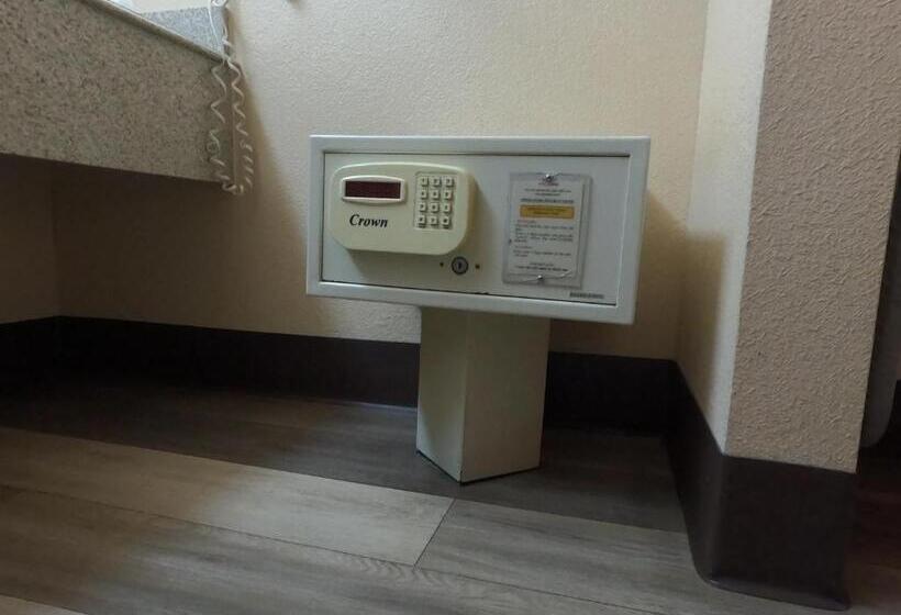 מיטת קינג בסוויטה, Econo Lodge Inn & Suites Downtown Northeast Near Fort Sam Houston
