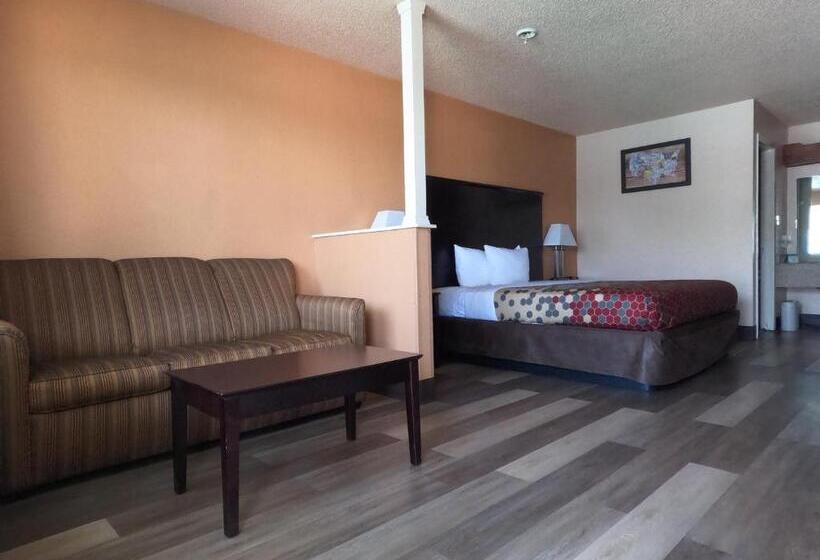 מיטת קינג בסוויטה, Econo Lodge Inn & Suites Downtown Northeast Near Fort Sam Houston