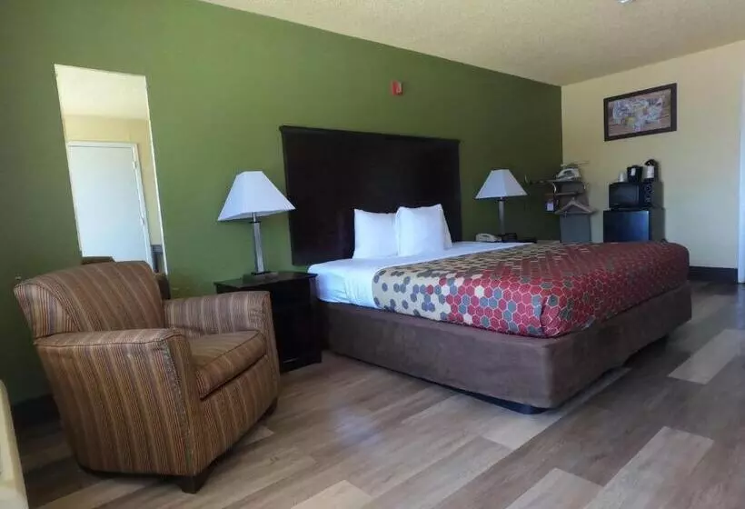 اتاق استاندارد با تخت بزرگ برای معلولان, Econo Lodge Inn & Suites Downtown Northeast Near Fort Sam Houston