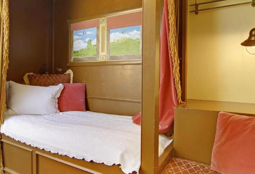 جناح سرير ملكى, Inn At Depot Hill