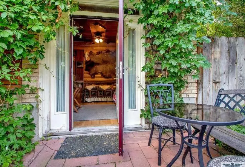 اتاق لوکس, Robins Nest Bed & Breakfast