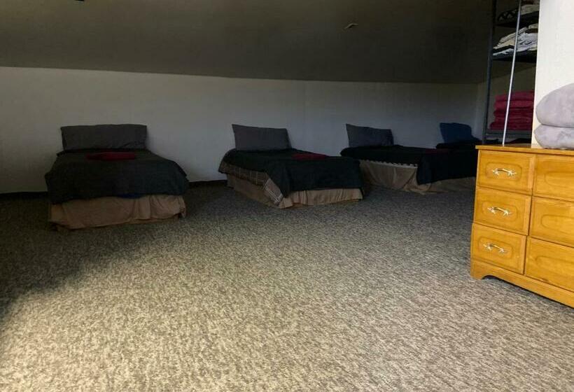 سرير فى غرفة مشتركه, Mcgrath Roadhouse