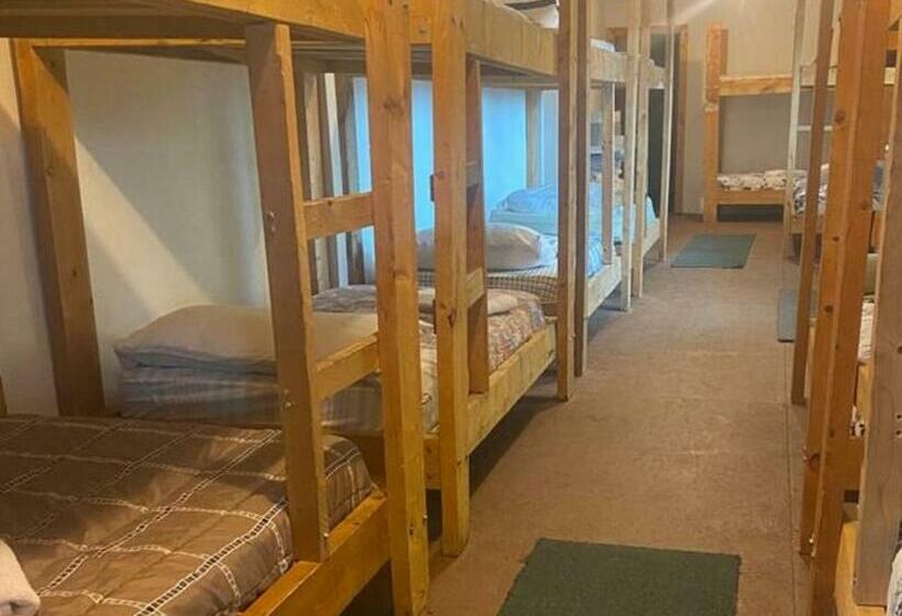 سرير فى غرفة مشتركه, Mcgrath Roadhouse