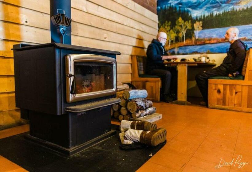 سرير فى غرفة مشتركه, Mcgrath Roadhouse