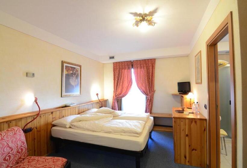 חדר סטנדרט לשלושה, Albergo Alpenrose