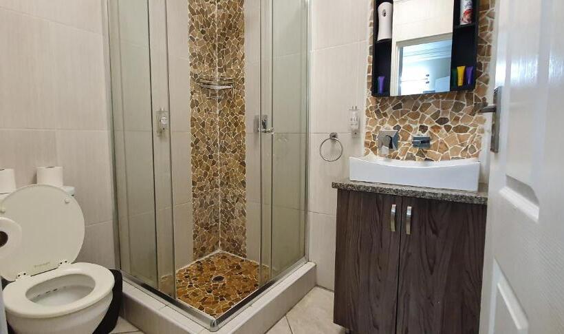 اتاق خانوادگی با چشمانداز دریا, Falling Waters Guest House