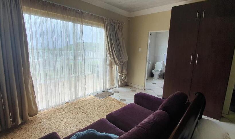 اتاق خانوادگی با چشمانداز دریا, Falling Waters Guest House