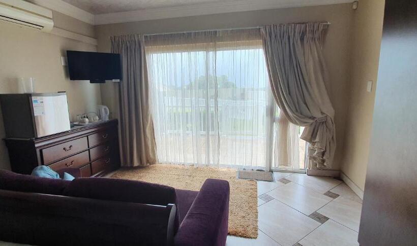 اتاق خانوادگی با چشمانداز دریا, Falling Waters Guest House