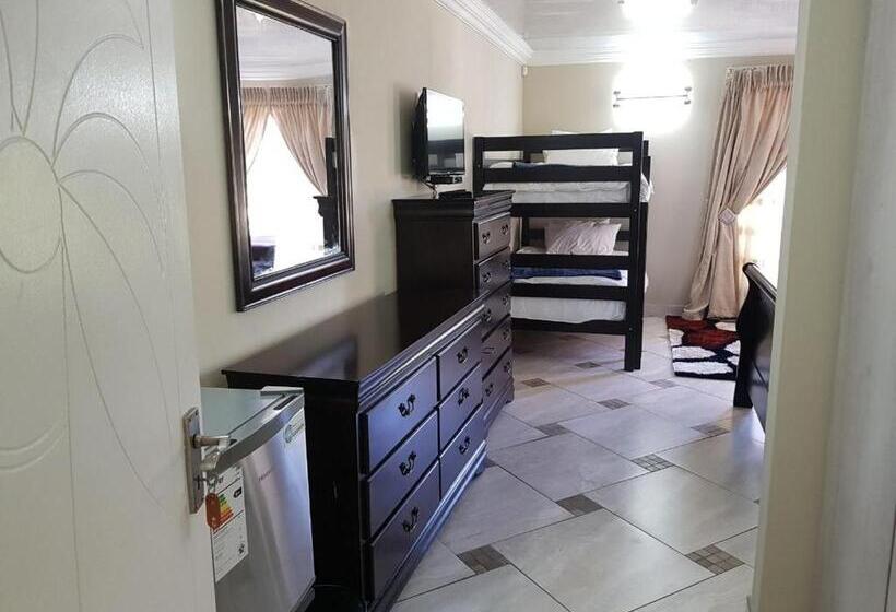 اتاق خانوادگی با چشمانداز باغ, Falling Waters Guest House