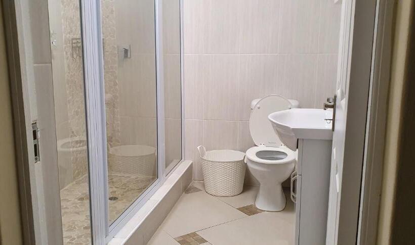 اتاق خانوادگی با چشمانداز باغ, Falling Waters Guest House