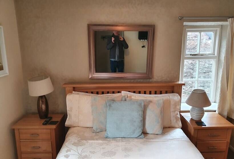 标准间, Halfway House Inn