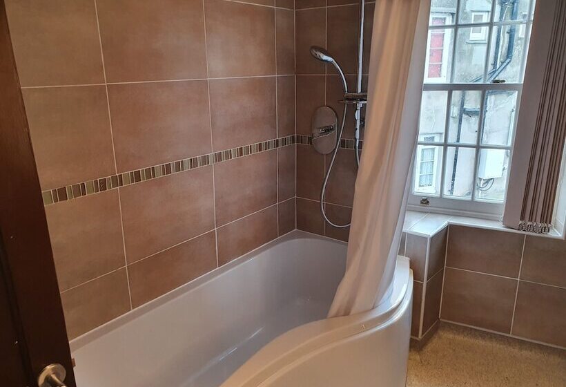 标准间, Halfway House Inn