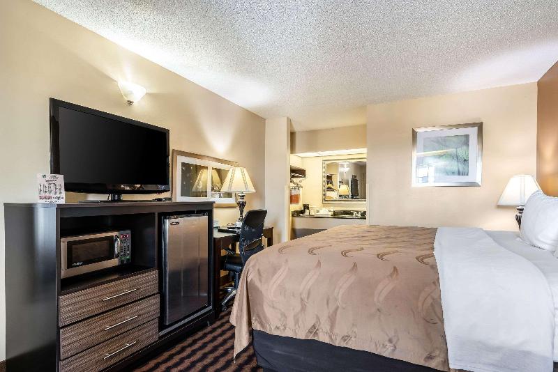 キングサイズベッドのスタンダードルーム, Quality Inn Decatur River City
