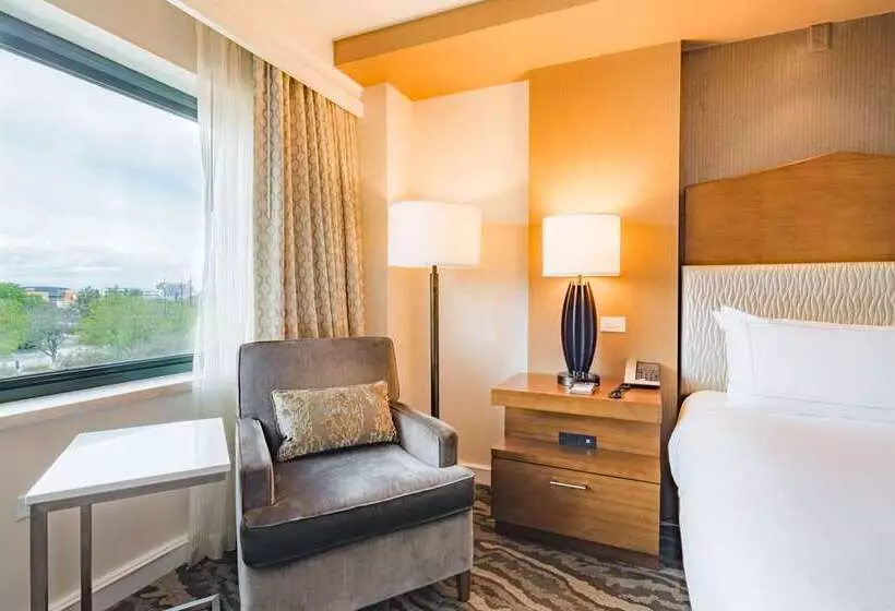 キングサイドベッドのスタンダードワンルーム, The Inverness Denver, a Hilton Golf & Spa Resort