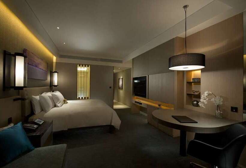 غرفة قياسية سرير كينج, The Inverness Denver, a Hilton Golf & Spa Resort