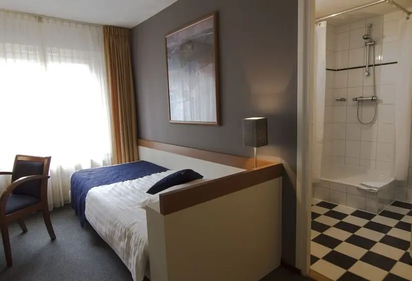 Standard Yhden Hengen Huone, Boer Goossens