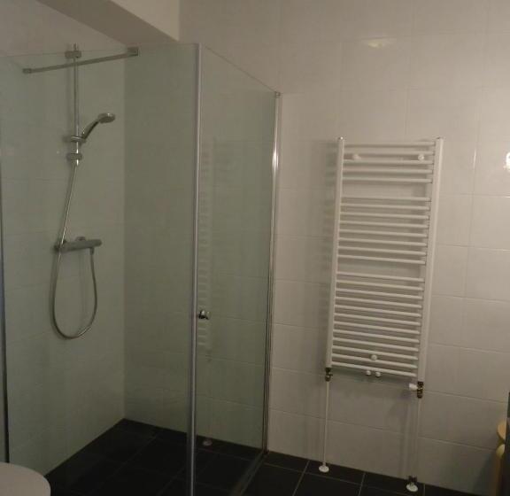 スタンダードルーム, En Restaurant De Stripe