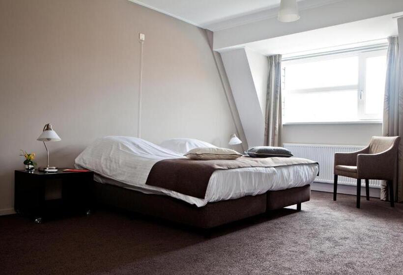 ファミリールーム, En Restaurant De Stripe