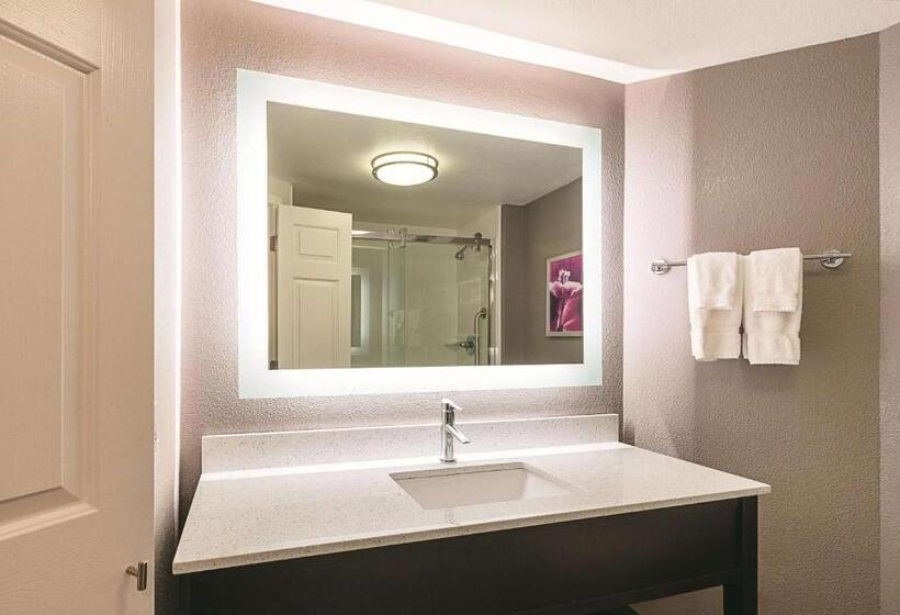 غرفة ديلوكس سرير كينج, La Quinta By Wyndham Atlanta Alpharetta