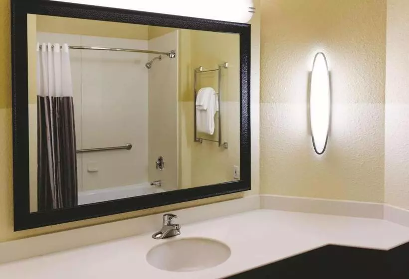 身障者適用キングサイズベッドルーム, La Quinta By Wyndham Atlanta Ballpark/galleria
