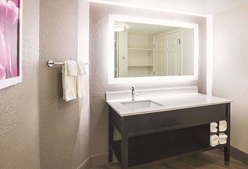 Полулюкс, La Quinta By Wyndham Fort Worth North
