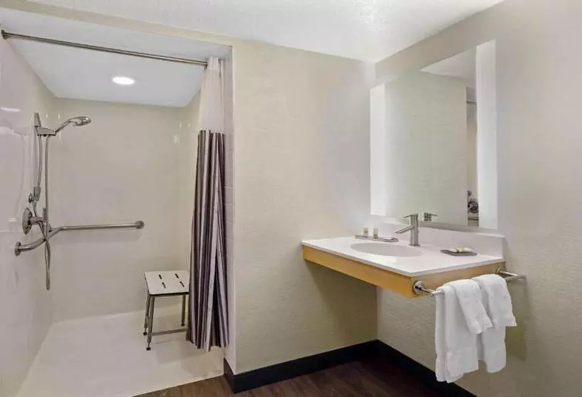 اتاق استاندارد با تخت بزرگ برای معلولان, La Quinta By Wyndham San Francisco Airport North   Free Airport Shuttle