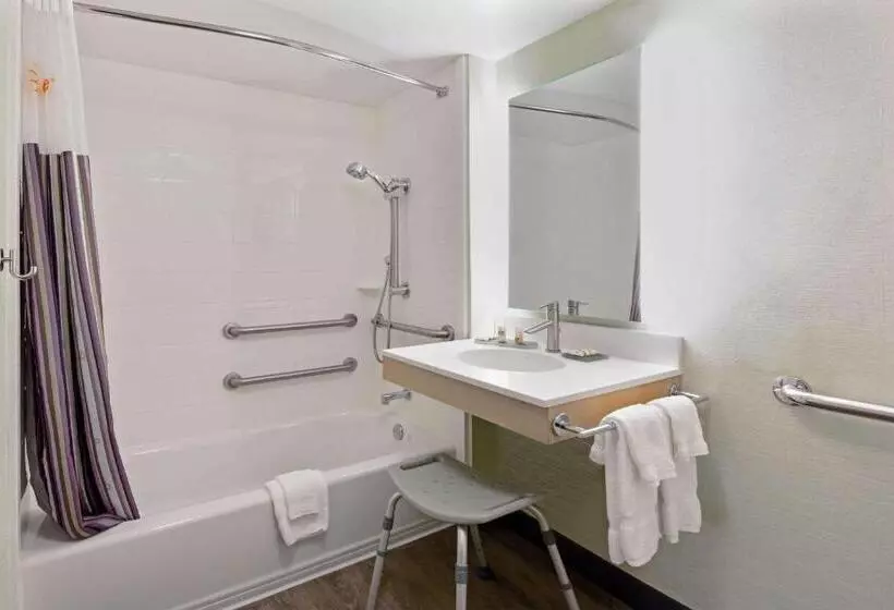 اتاق استاندارد با تخت بزرگ برای معلولان, La Quinta By Wyndham San Francisco Airport North   Free Airport Shuttle