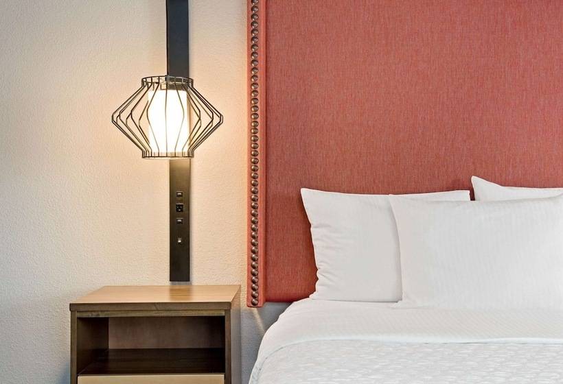 سوئیت برای معلولان, La Quinta By Wyndham San Francisco Airport North   Free Airport Shuttle