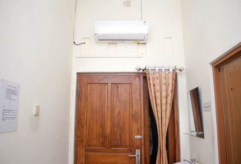 חדר סטנדרט, Capital O 2258 Santana Syariah Guest House