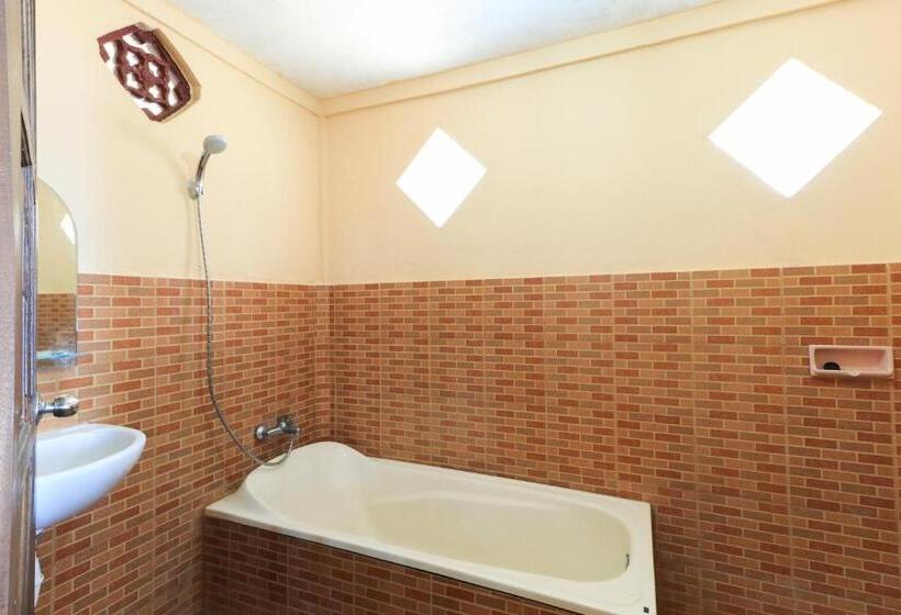 Family Suite, Tara Bar & Resto Air Sanih