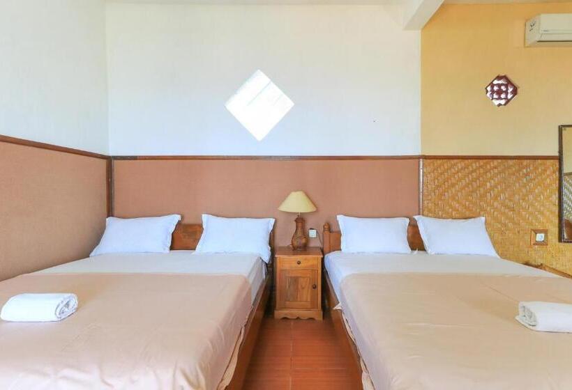 Family Suite, Tara Bar & Resto Air Sanih