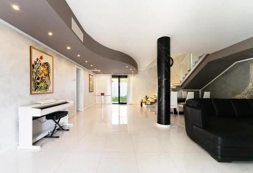 Deluxe-villa 3 Makuuhuonetta, Green Residence Olbia