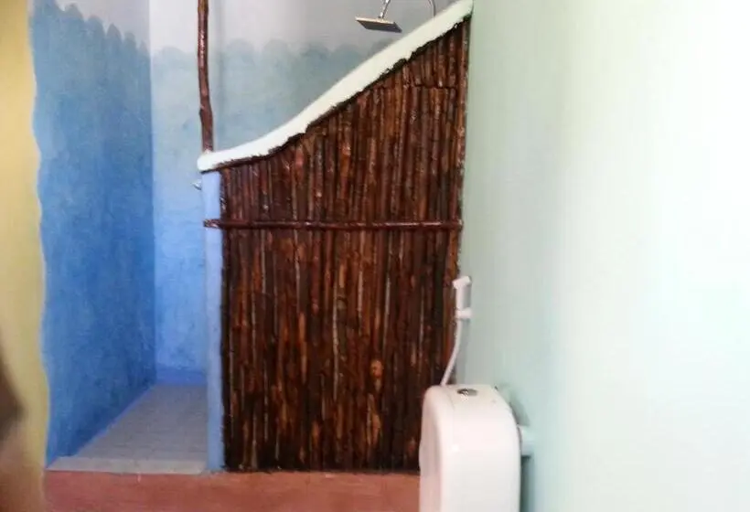 Perhehuone, Mustapha' S Place