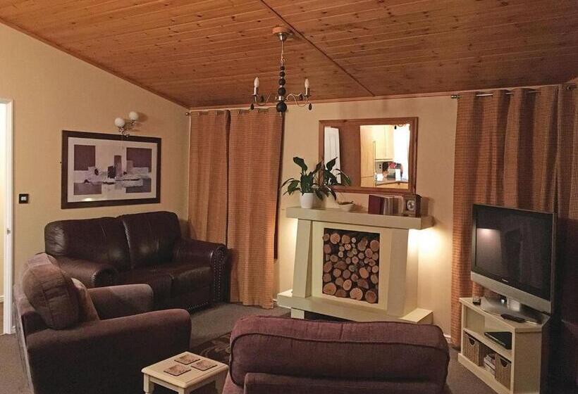 Дом 2 Спальни, Hollybrook Lodges