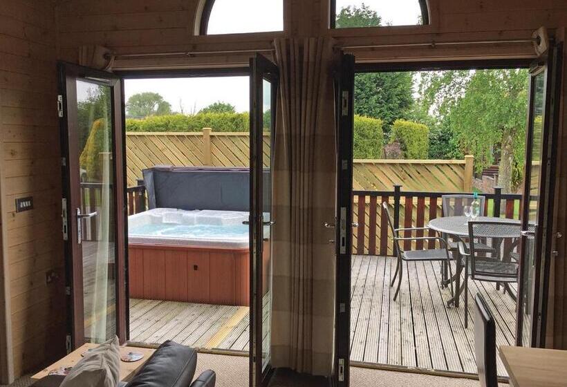 Дом 2 Спальни, Hollybrook Lodges