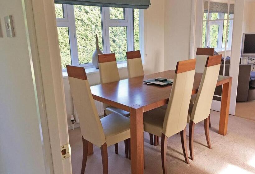 Дом 3 Спальни, Hollybrook Lodges