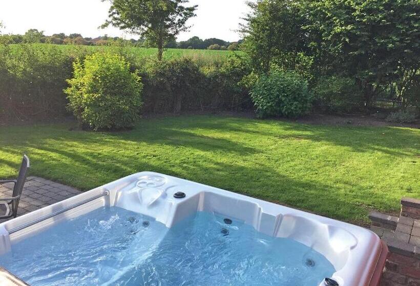 Дом 3 Спальни, Hollybrook Lodges