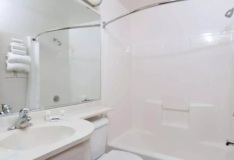 キングサイズベッドのスイートルーム, Baymont Inn & Suites By Wyndham Anchorage Airport