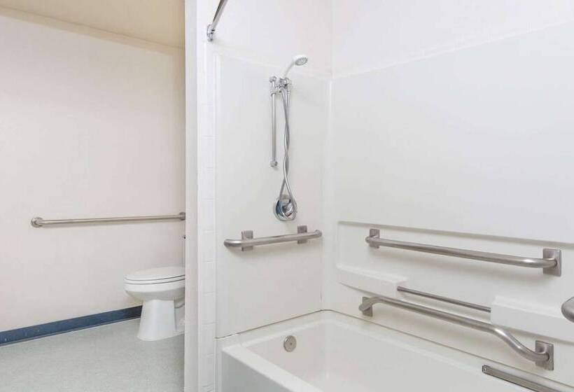 جناح جونيور لذوى الاحتياجات الخاصة, Baymont Inn & Suites By Wyndham Anchorage Airport