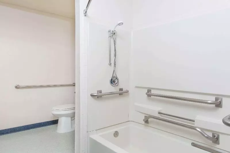 身障者適用ジュニアスイートルーム, Baymont Inn & Suites By Wyndham Anchorage Airport