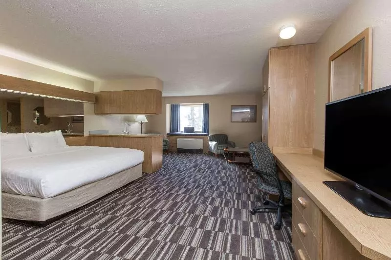 キングサイズベッドのスイートルーム, Baymont Inn & Suites By Wyndham Anchorage Airport