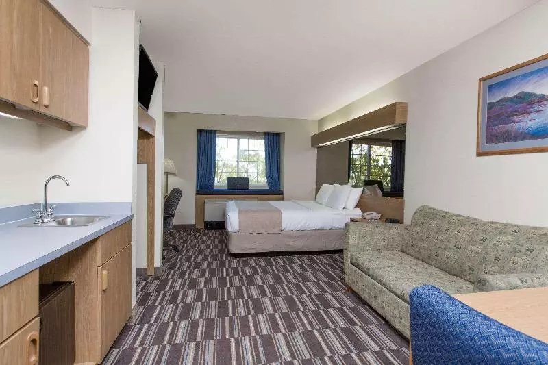 キングサイズベッドのスイートルーム, Baymont Inn & Suites By Wyndham Anchorage Airport